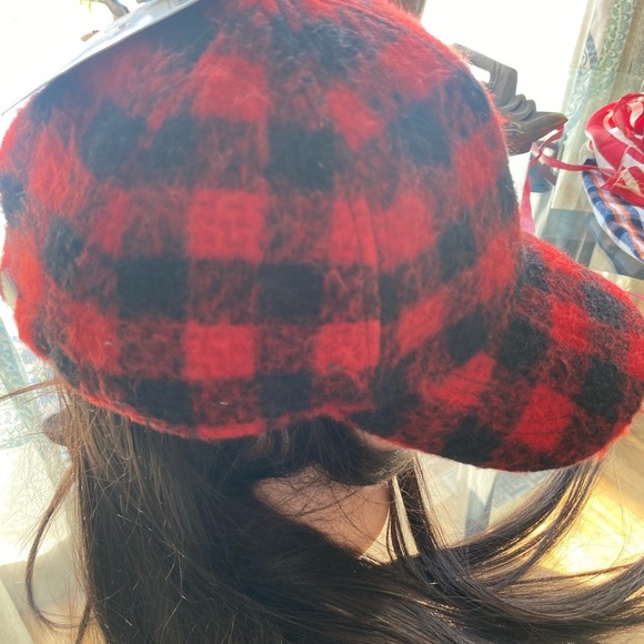 H&M black/red flannel cap - Picture 2 of 3